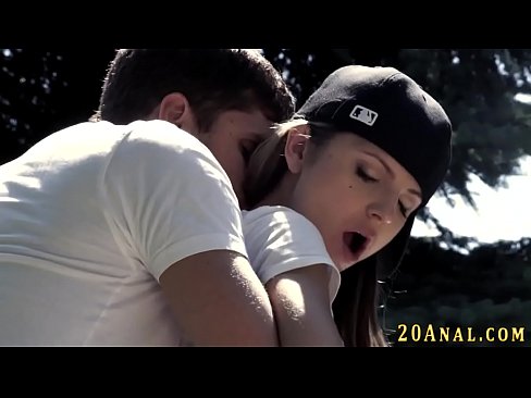 Миниатюрную тинку трахнули в задницу