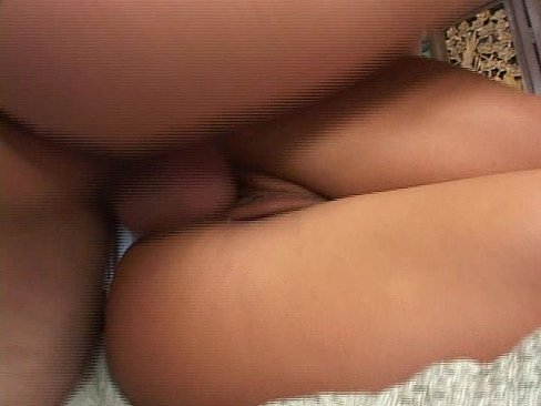 Глупую мотыгу трахают в задницу