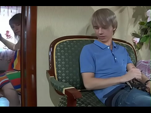 сводный сын играет с мамиными трусиками